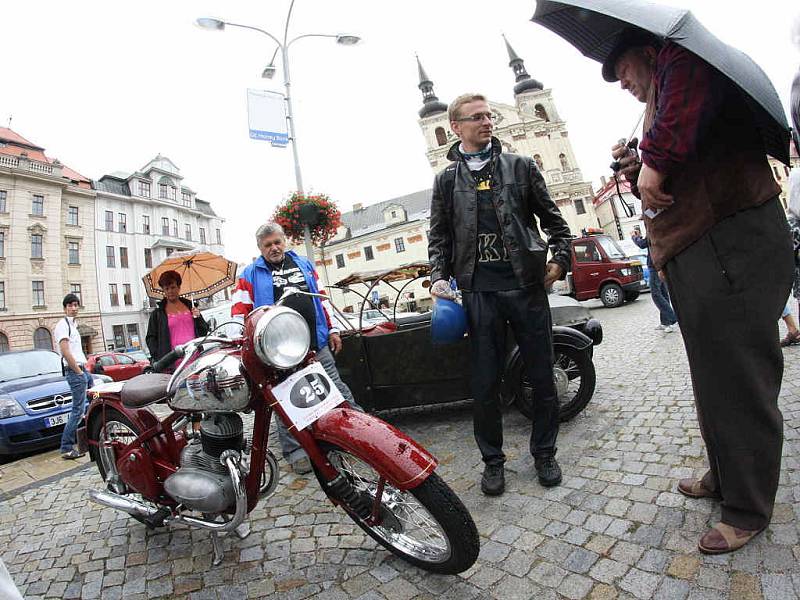 V sobotu dopoledne lákaly lidi do centra Jihlavy historické automobily a motocykly.