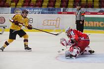 Jihlavští hokejisté (ve žlutém) nezvládli s Porubou desetiminutovku ve třetí části, a doma prohráli 2:4.