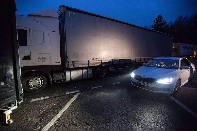 Na odstavných parkovištích na 111. km dálnice D1 se 21. března v časných ranních hodinách uskutečnila kontrolní akce Policie ČR zaměřená na nebezpečné nebo špatné parkování nákladních automobilů.