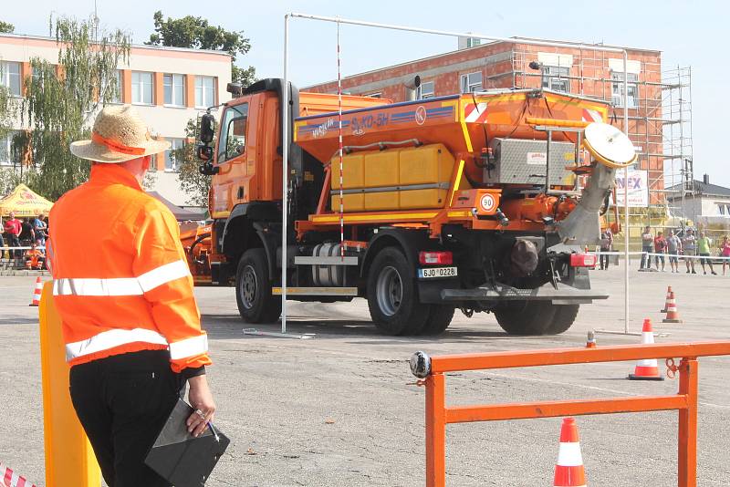 Foto z loňského ročníku Cestářského rodea v Jihlavě. Součástí akce byla jízda zručnosti i výstava techniky.