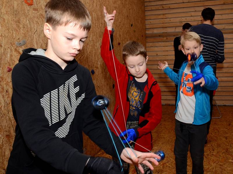 Malí kluci předvádějí své triky s yoyem. I začátečník jich na soutěži musí zvládnout deset.  Nejen zkušení yoyeři mohou navštívit jihlavský Yoyo Club. 