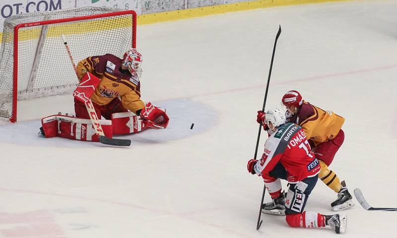 Jihlavští hokejisté měli v osmém zápase baráže o extraligu slavné Pardubice na kolenou, ale ve třetí třetině ztratili tříbrankové vedení. Dokázali se však z toho dostat a vybojovat cenný bod v samostatných nájezdech.