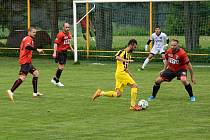 Fotbalisté Sapeli Polná (v červeném) a Bedřichova (ve žlutém) si o víkendu opět zahrají.