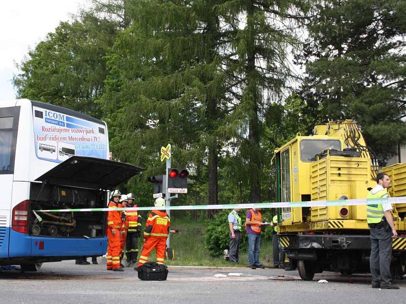 V Třešti se srazil autobus s drezínou.