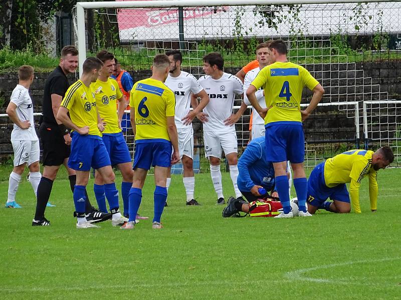 V sobotním utkání předkola MOL Cupu mezi fotbalisty domácího FC Žďas Žďár (v bílém) a Velkou Bíteší (v modro-žlutém) padaly branky jen do hostující sítě. Po výhře 3:0 čeká na Žďár v prvním kole FC Vysočina.