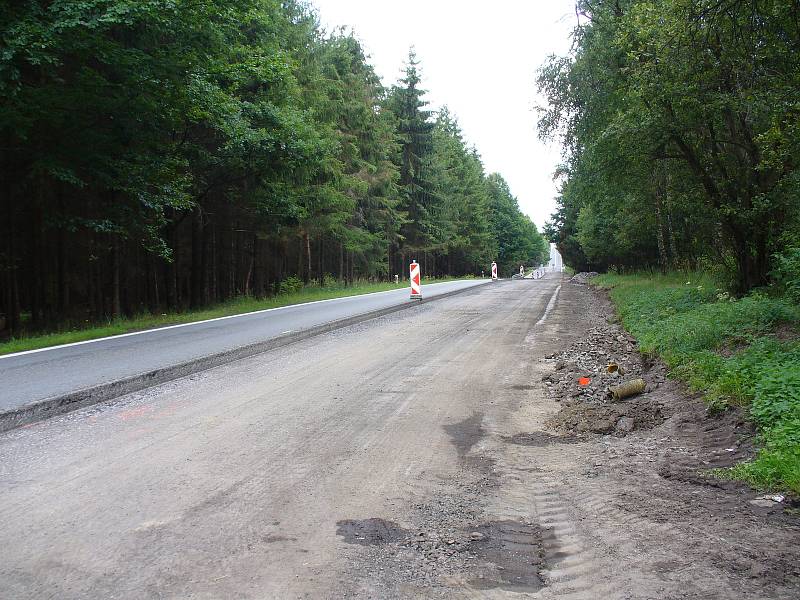 Oprava silnice první třídy mezi Stonařovem a Dlouhou Brtnicí.