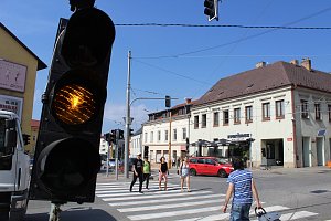 Auta už mohou z Hradební ulice odbočovat doleva, do Žižkovy. Zůstává pak změna provozu v Benešově ulici.