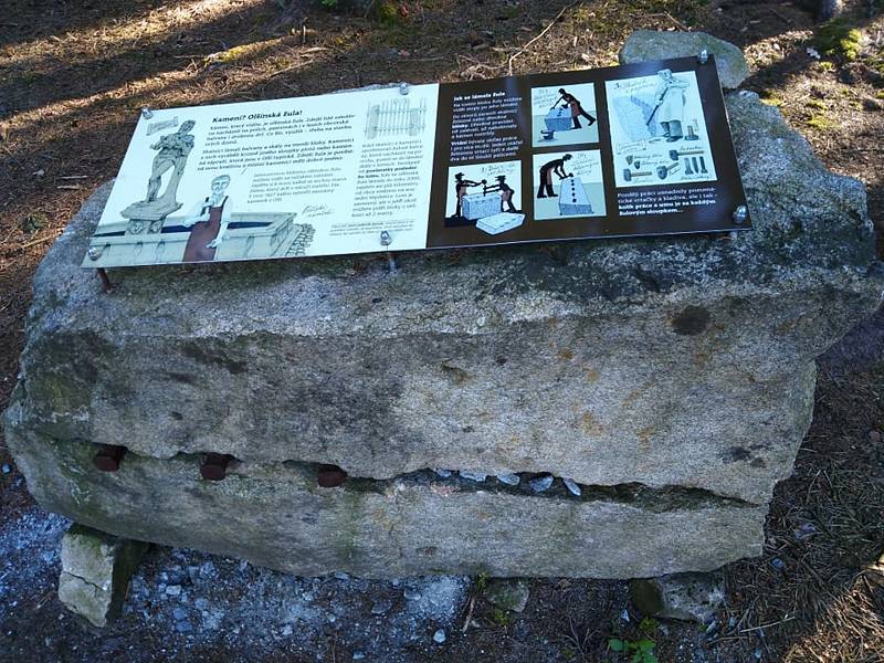 K vyhlídce na Bradle s čertem se váže historka. Rodiny zde najdou pestré vyžití.