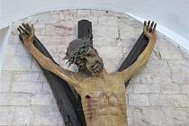 Zhruba dvoumetrová postava Krista je pověšena na kříži ve tvaru písmene Y, jenž představuje symbol Stromu života. Kde budou v Jihlavě viset její repliky, zatím není jasné.