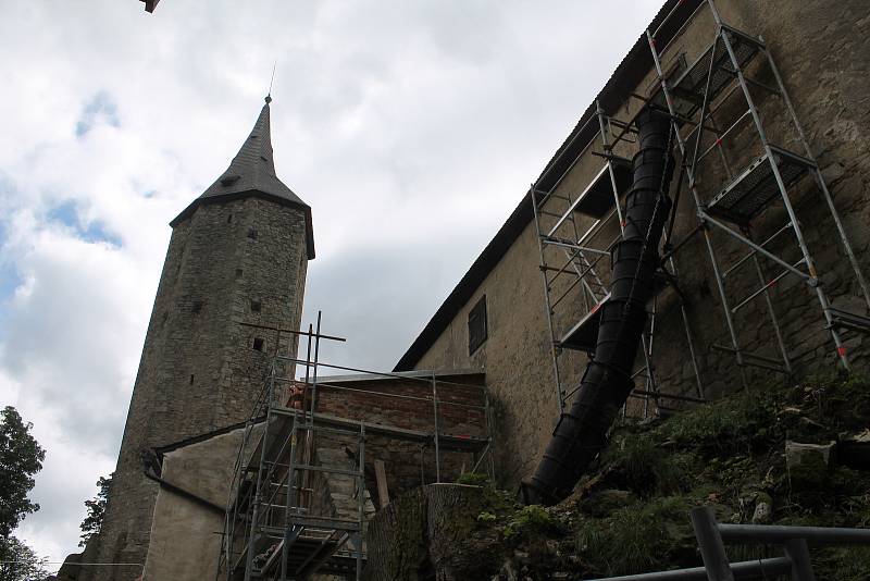 Polovinu hradu Roštejn v současné době obsadili dělníci. Na malém a velkém ochozu, v kapli a botanickém sále se pustili do celkové obnovy hradu, projekt chce navázat na dobu před vyhořením v roce 1915.