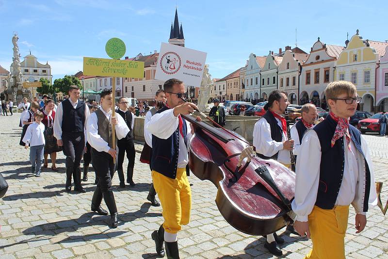 Centrum Telče v sobotu odpoledne žilo folklorem.