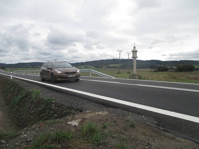 Hlavní silniční tah první třídy mezi Telčí, Starou Říší a Třebíčí byl s koncem prázdnin opět otevřený. Stavbaři zde dělali tři měsíce.