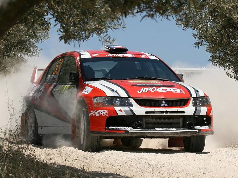 Martin Prokop potvrdil, že na šotolině se v poslední době zlepšuje. V Rallye Akropolis obsadil mezi produkčními vozy se svým Mitsubishi Lancer EVO IX šesté místo v prestižní třídě N.