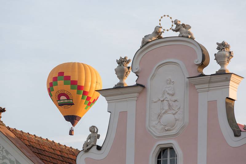 Horkovzdušné balony startovaly 25. srpna z telčského Náměstí Zachariáše z Hradce.