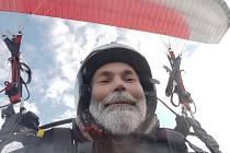 Létání na paraglidu si Marian Jiří Husek oblíbil, létá sám i s přáteli. Foto: poskytl Marian Jiří Husek