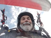 Létání na paraglidu si Marian Jiří Husek oblíbil, létá sám i s přáteli. Foto: poskytl Marian Jiří Husek