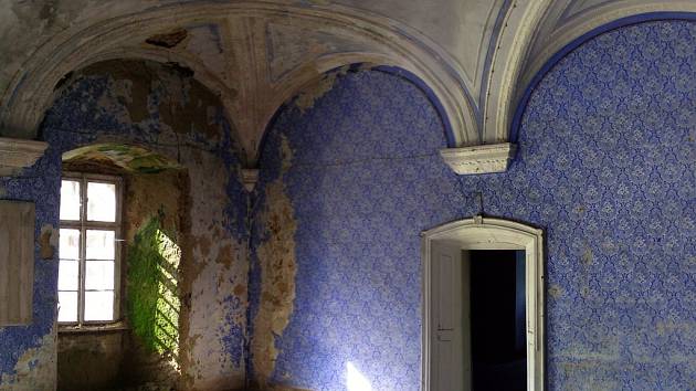 Jedním z nejhodnotnějších míst, která jsou k nalezení v brtnického zámku, je Modrý salonek. Jeho nároží je však promáčené.