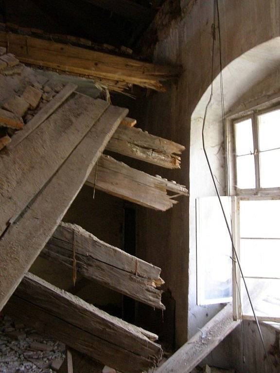 Některé stropy jsou ve špatném stavu. Je to způsobeno dřevokaznou houbou.