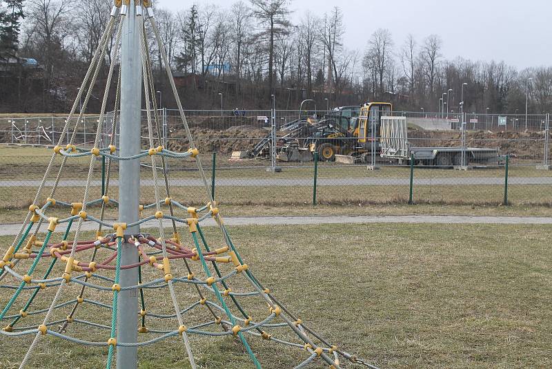 Stavba jihlavského pumptracku se v druhé polovině března na necelý týden zastavila kvůli návratu zimy.