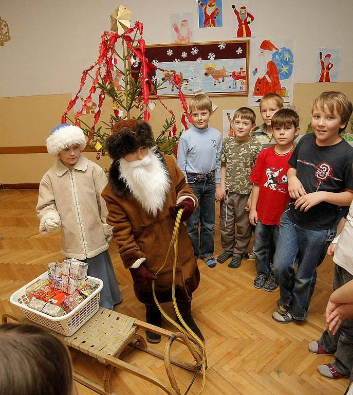 Jak slaví Vánoce v Evropě předvedly v úterý návštěvníkům základní školy v Batelově desítky žáků