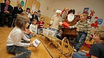 Jak slaví Vánoce v Evropě předvedly v úterý návštěvníkům základní školy v Batelově desítky žáků