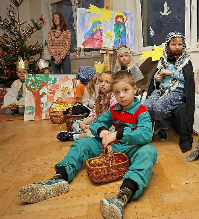 Jak slaví Vánoce v Evropě předvedly v úterý návštěvníkům základní školy v Batelově desítky žáků