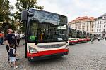 Jihlavský dopravní podnik vystavil na Masarykově náměstí své nové moderní autobusy vybavené klimatizací, Wi-Fi a usb nabíječkami.