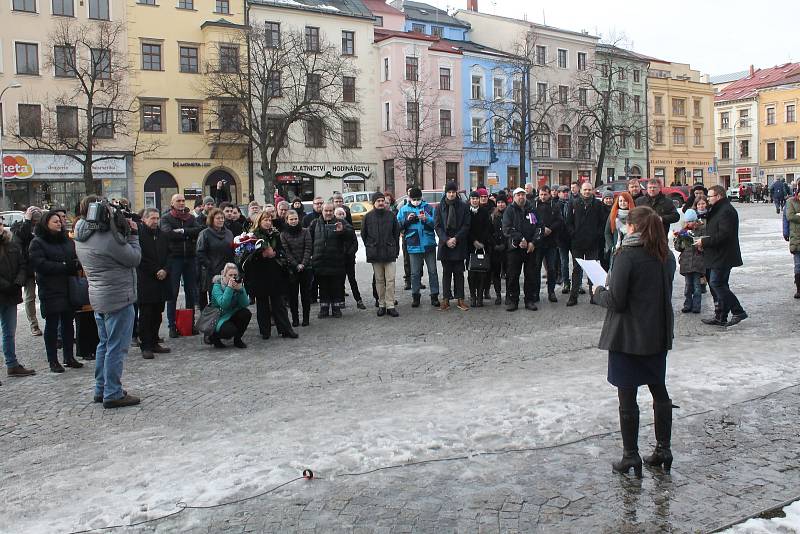 Svíčku položila primátorka, všichni náměstci a také někteří zastupitelé. Foto: Deník/Martin Singr