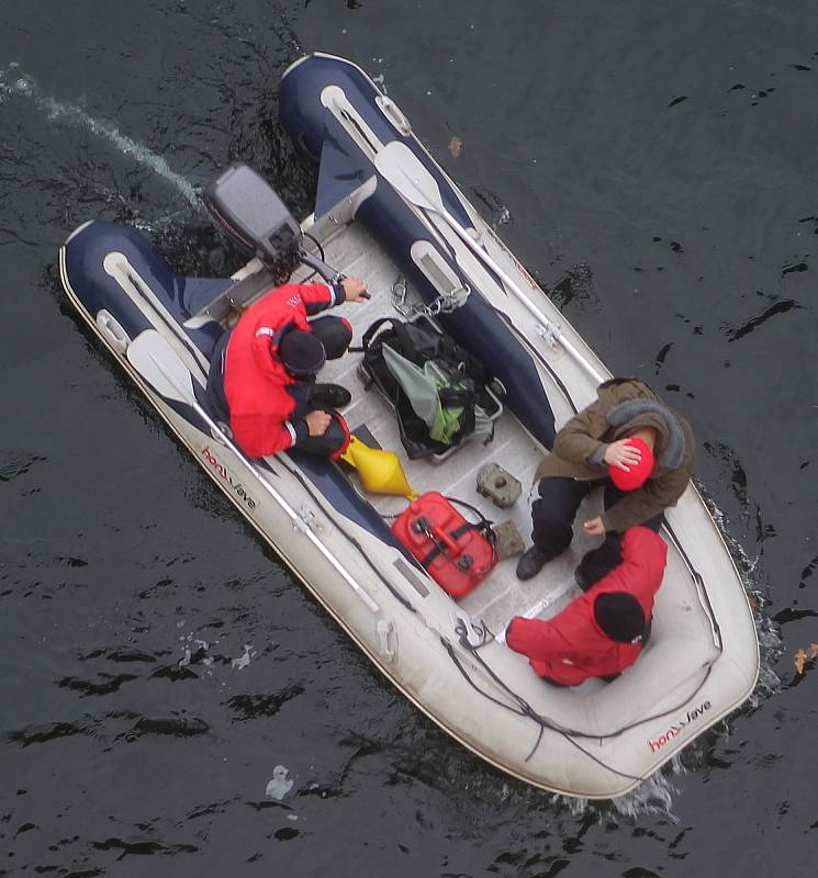 Policejní potápěči hledali pod hladinou Želivky další důkazy