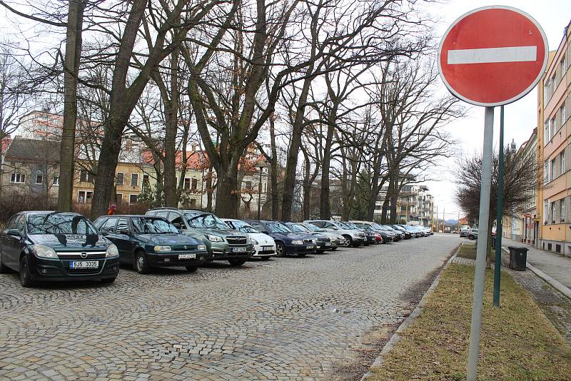 U Štefánikova náměstí parkují desítky aut. Zřejmě tak budou stát i potom, co to nebude zadarmo.