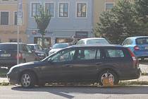 Strážníci v Jihlavě dávají "botičky" jen výjimečně, občas je ale řidiči na svých vozech najdou.