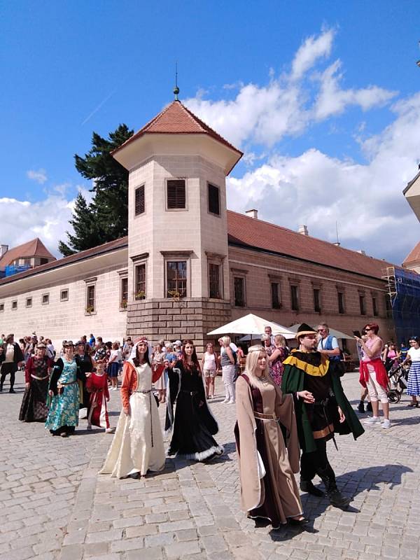 Sobotní část Historických slavností Zachariáše z Hradce a Kateřiny z Valdštejna v Telči přinesla bohatý program. Hlavní částí byl historický průvod.