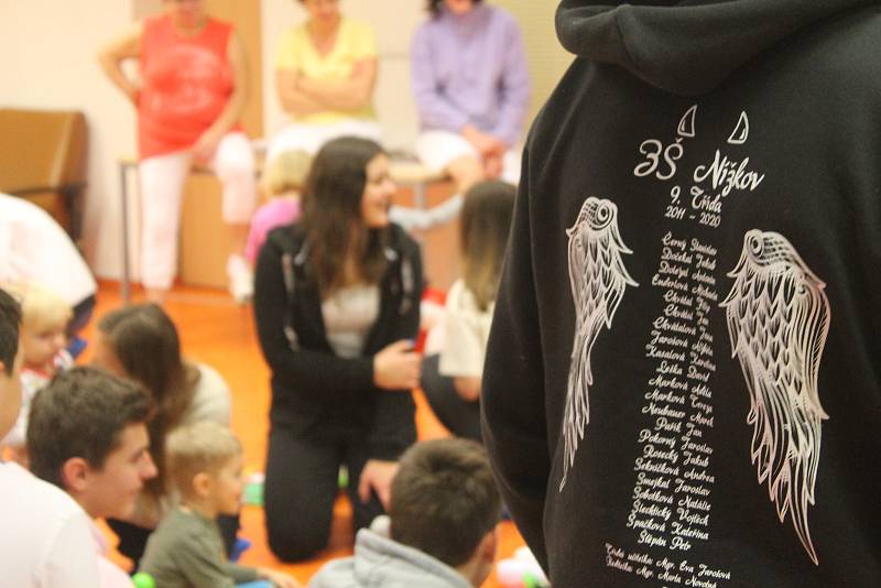 Školáci z Nížkova přivezli nejen dary, ale také si s dětmi pohráli. Foto: Deník/