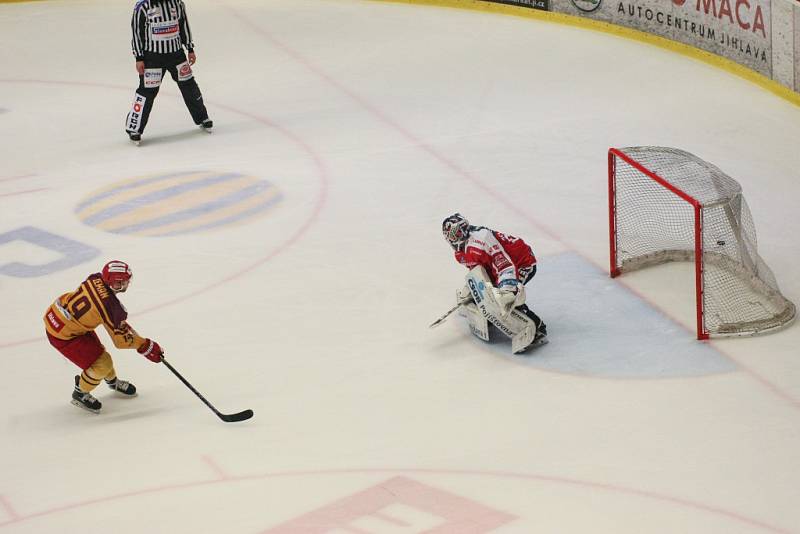 Jihlavští hokejisté měli v osmém zápase baráže o extraligu slavné Pardubice na kolenou, ale ve třetí třetině ztratili tříbrankové vedení. Dokázali se však z toho dostat a vybojovat cenný bod v samostatných nájezdech.