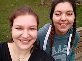 Lucie Čechová (vlevo) studuje v Newcastlu společně se svou kamarádkou.