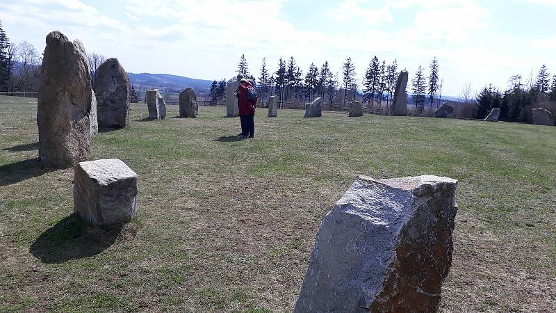 Resort Svaté Kateřiny v Počátkách bez návštěvníků. Kamenný kruh Druidů je i přesto v obležení turistů.