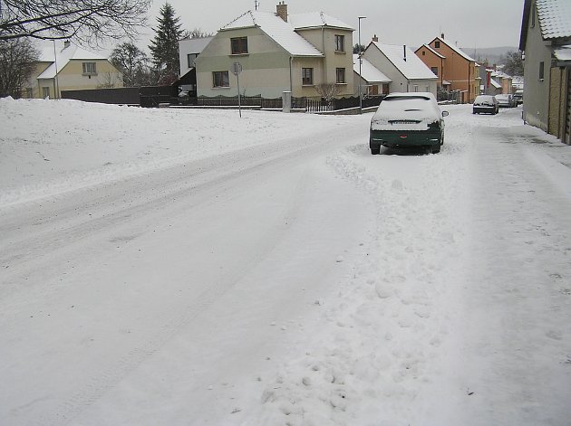 Na Vysočině sněží: silničáři mají v terénu čtyřicet vozidel, pomáhají i traktory