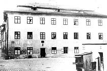 Tak to bylo. Stará budova hlavní školy v Brněnské ulici zřejmě dlouho před rokem 1892. Na jejím místě vyrostla nová budova. 