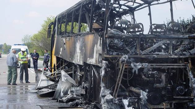 Na dálnici D1 kompletně shořel autobus Student Agency.