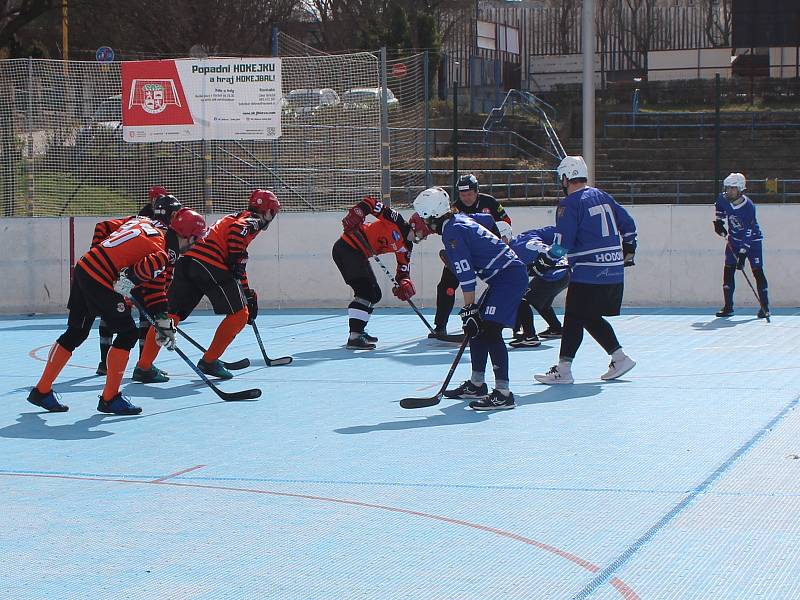 Utkání druhé hokejbalové ligy mezi Flyers Jihlava a Hodonínem (v modrém).