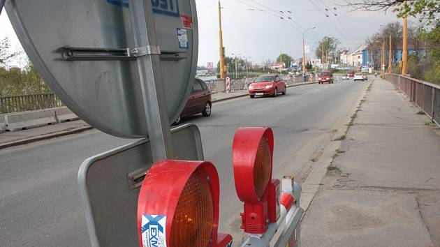 Potřebné značení na úplné uzavření Pražského mostu je už na místě. Aktuální bude ale až v pondělí.