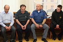 Vrchní soud v Olomouci v úterý zamítl odvolání tří mužů z Domamili na Třebíčsku, které Krajský soud v Brně letos v květnu odsoudil k vysokým trestů za loňský únos a znásilnění osmnáctileté dívky z Jihlavska.