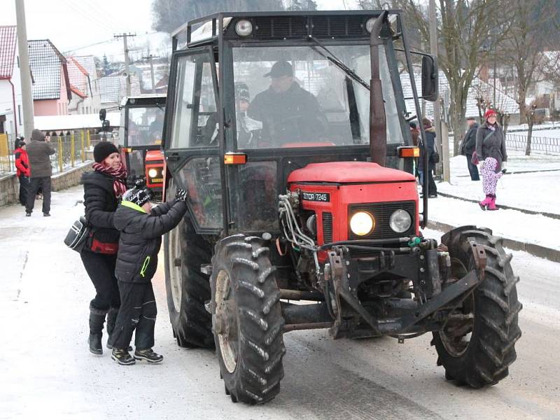 Třešticí projížděl peloton traktorů.