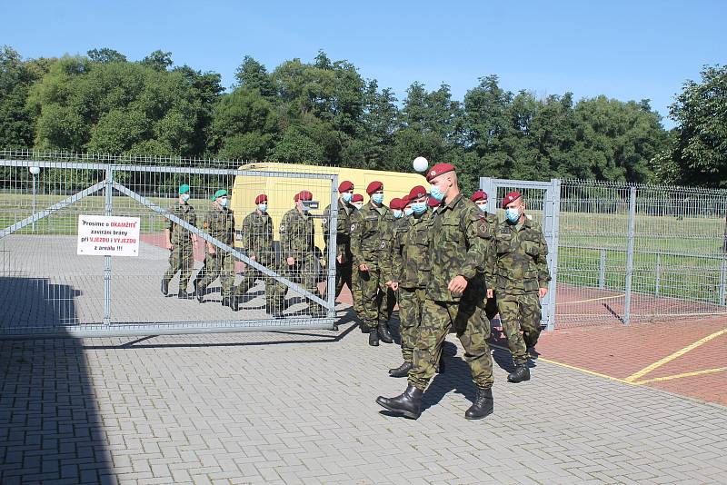 Vojáci přijeli v poslední červencový den dopoledne. Foto: Deník/