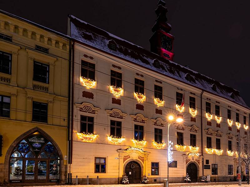 V Jihlavě je vánočně ozdobená i radnice.