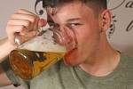 Češi mají pivo rádi, cestování po pivovarech by je mohlo i letos bavit.