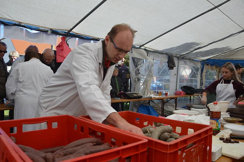 Jitrnice, jelita, ovar, polévka nebo pečené sele. To je jen výčet pochoutek, na kterých si mohli o víkendu pochutnat návštěvníci tradičních vepřových hodů v Hodicích. Foto: Markéta Jelínková