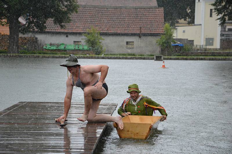 Neckyáda. Vodní boje v Hodicích na nádrži.