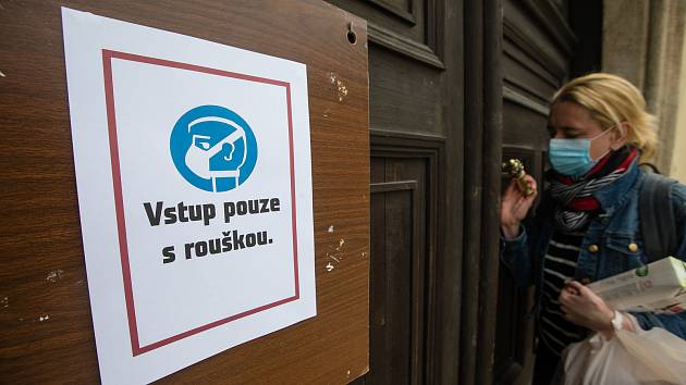 Opětovné zavedení povinného nošení roušek v budově Magistrátu města Jihlavy.