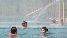 Na Vysočině 1. června zahájila sezonu první letní koupaliště. Lidé se mohli vykoupat v Lukách nad Jihlavou na Jihlavsku (na snímku) a v Moravských Budějovicích na Třebíčsku.